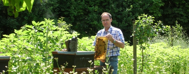 Imker beim Leeren eines Bienenstockes ©Feuerbach